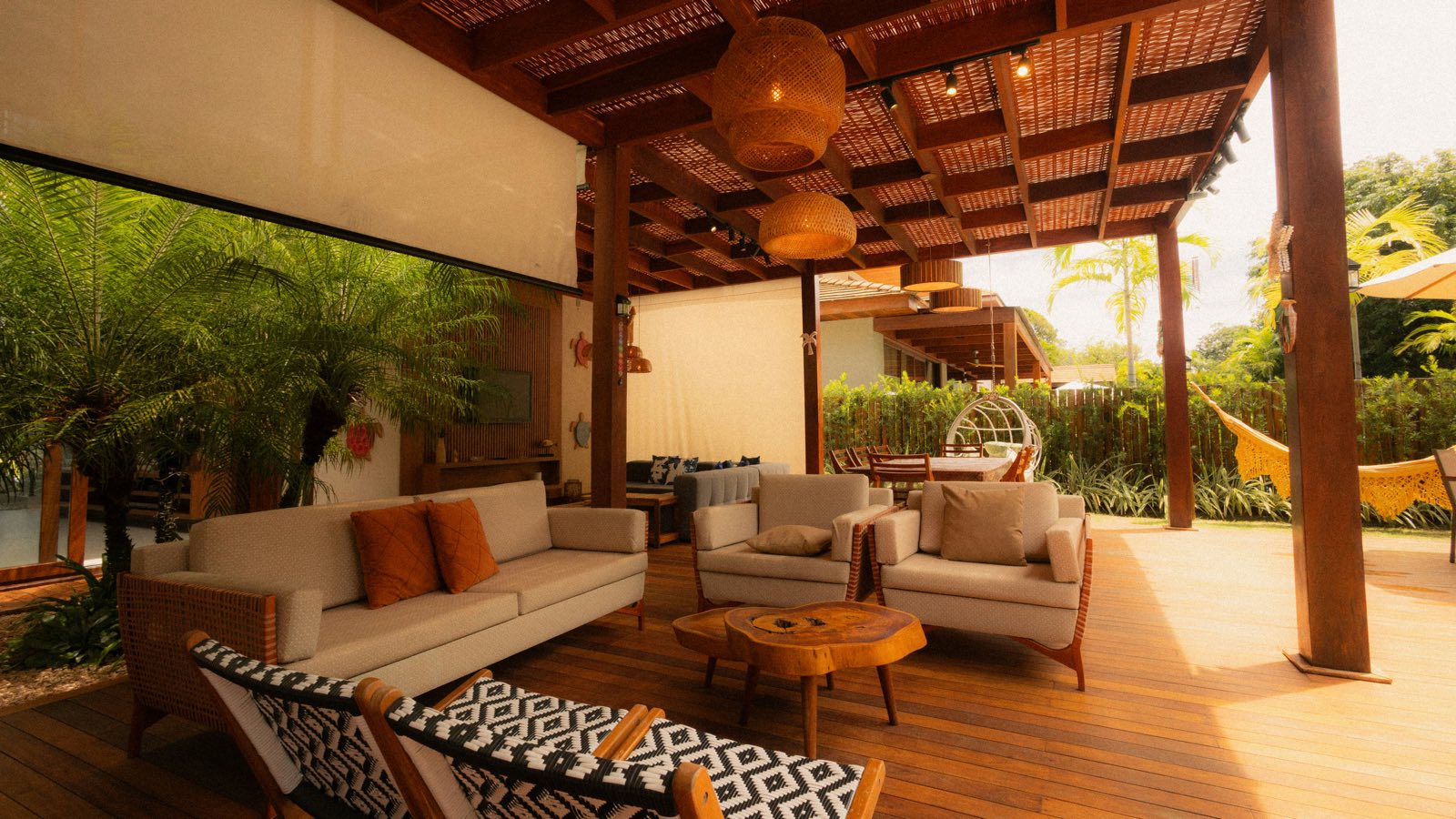 Terrasse en bois de plain-pied sous une pergola, lames posées dans la longueur